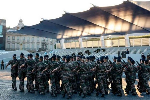 ფრანგი სამხედროების ღია წერილი მაკრონს: საფრანგეთში სამოქალაქო ომი მწიფდება
