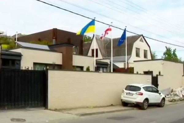 მიხეილ სააკაშვილი „ნაციონალური მოძრაობის“ პოლიტსაბჭოს წევრებს უკრაინაში, საკუთარ აგარაკზე ხვდება