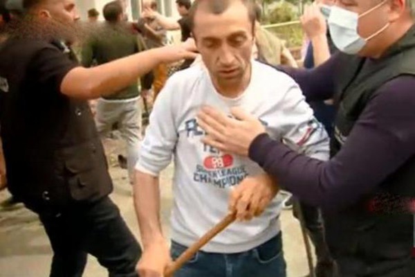 დმანისში შეტაკებებია! ადგილობრივების ჯგუფი გუშინდელ დაპირისპირებაში მონაწილეების სახლების დასანგრევად მიდიან