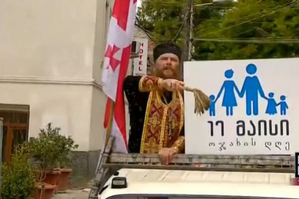 სასულიერო პირების მსვლელობა ავტოკოლონებით – დედაქალაქის ქუჩებს ნაკურთხ წყალს აპკურებენ