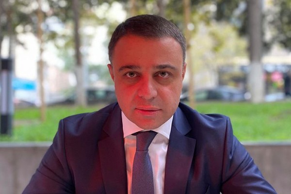 ალუდა ღუდუშაური:  „ნაცმოძრაობაში“ თქვეს, აზრი ამომრჩევლებს უნდა დავეკითხოთო და მეორე დღეს აიღეს ხურჯინები და თავქუდმოგლეჯილები წავიდნენ უკრაინაში