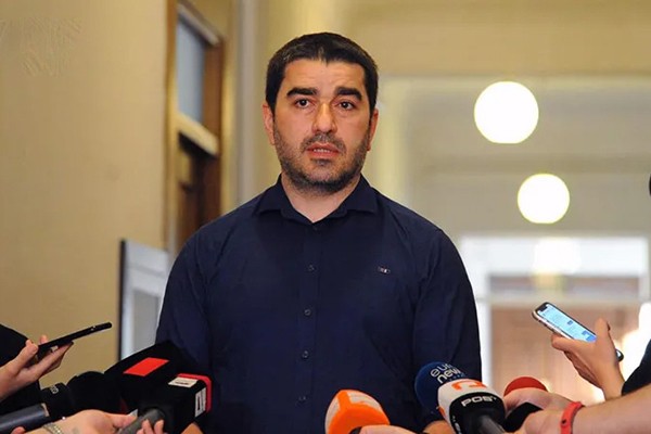 ვერ დამიჭერთო, დაიჭირეს, ვერ გადამიხდითო, გადაუხადეს, ვერ გამომიყვანთო, გამოიყვანეს, ვერ შემიყვანთო, შეიყვანეს - მიშელის დოკუმენტსაც მოაწერენ ხელს, რომელი სიტყვა შეუსრულებიათ