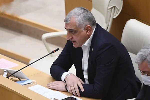 მამუკა ხაზარაძე კობა გვენეტაძეს:  თქვენ შეეხეთ ჩვენს საქმეს, მხოლოდ ამიტომ ხართ გასაგდები ამ თანამდებობიდან, დაფარეთ ინფორმაცია, თქვენმა სიჩუმემ 12-წლიან საქმეზე გაგვიშვა