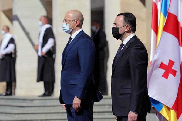დენის შმიგალი: საქართველოს გაუმარჯოს! ეს არის ჩემი პირველი ოფიციალური ვიზიტი საქართველოში, უკრაინელი ხალხის სახელით მინდა ქართველ ხალხს ვუსურვო მშვიდობა, კეთილდღეობა და ურთიერთშეთანხმება