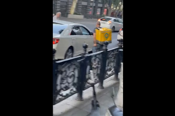 თავისუფლების მოედანზე მანქანა ორ კურიერს დაეჯახა (ვიდეო)