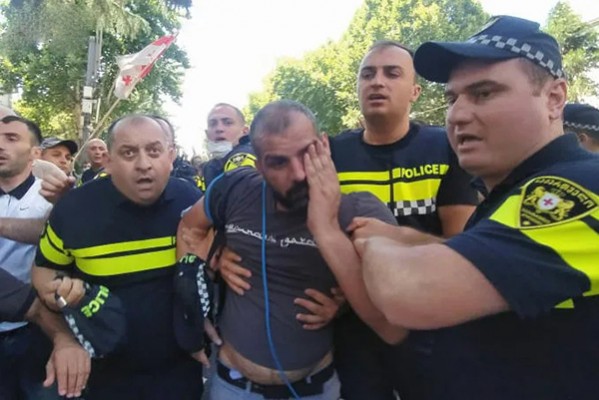 პარლამენტის მიმდებარე ტერიტორიაზე, „თბილისი პრაიდის“ საწინააღმდეგო აქციის მონაწილეები მედიის წარმომადგენლებს ფიზიკურად გაუსწორდნენ
