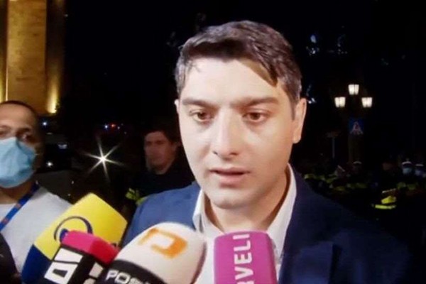 ვაჟა სირაძე: მდუმარე აქციის მონაწილეები პარლამენტის შენობის მიმდებარე ტერიტორიას ტოვებენ