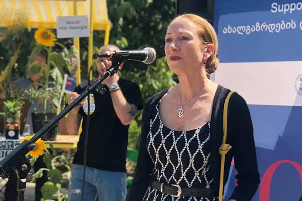 სასამართლოში დანიშვნები უნდა შეჩერდეს, ნებისმიერმა კარგმა იურისტმა იცის, როცა შეთანხმებას ხელს აწერ, ეთანხმები იმ პირობებს, რომლებიც მასში მოცემულია