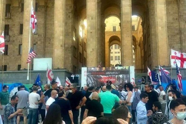 პარლამენტთან მედიის მიერ ორგანიზებული აქცია მიმდინარეობს