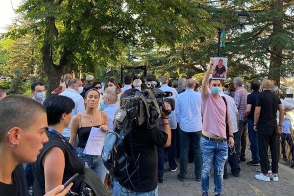 თბილისის მერობის კანდიდატის წარდგენაზე მისულ „ქართული ოცნების“ წევრებს ჟურნალისტები ლექსო ლაშქარავას ფოტოებით დახვდნენ