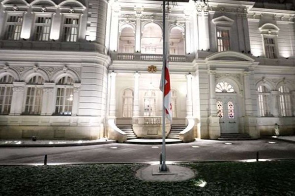 პრეზიდენტის სასახლეზე სახელმწიფო დროშა დაეშვა