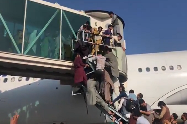 ქაბულის აეროპორტში ქაოსია - მოსახლეობა თვითმფრინავებში ასვლასა და ქალაქიდან გაღწევას ცდილობს