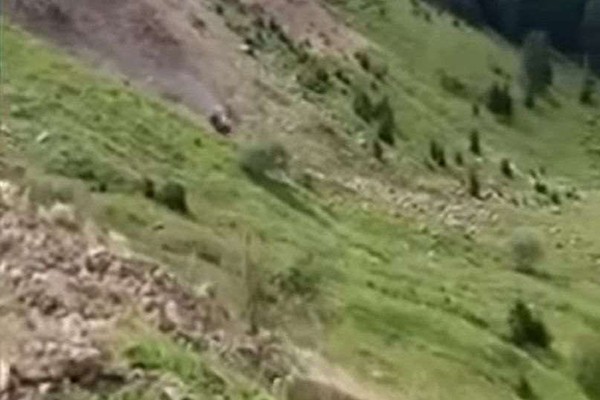 გოდერძის უღელტეხილზე ავტომობილი ხევში გადავარდა, არის მსხვერპლი