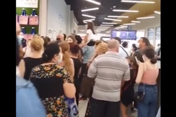 ხალხმრავლობა, ქუთაისში კარფურის მაღაზიის გახსნაზე   (ვიდეო)