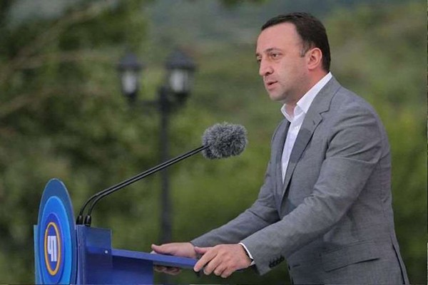 სააკაშვილის დროს როგორ ექცეოდნენ ჯარს, მან ჯერ თავი დაამახსოვრა მსოფლიოს „ჰალსტუხების“ ჭამით და შემდეგ ვნახეთ მიწაზე გართხმული, როცა გმირი ჯარისკაცები თავს სწირავდნენ სამშობლოს