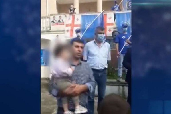 „ქართული ოცნების“ შტაბში შეჭრის შემდეგ, „ნაციონალური მოძრაობის“ კანდიდატმა და აქტივისტებმა მმართველი პარტიის წარმომადგენლის მოსახლეობასთან შეხვედრის ჩაშლაც სცადეს