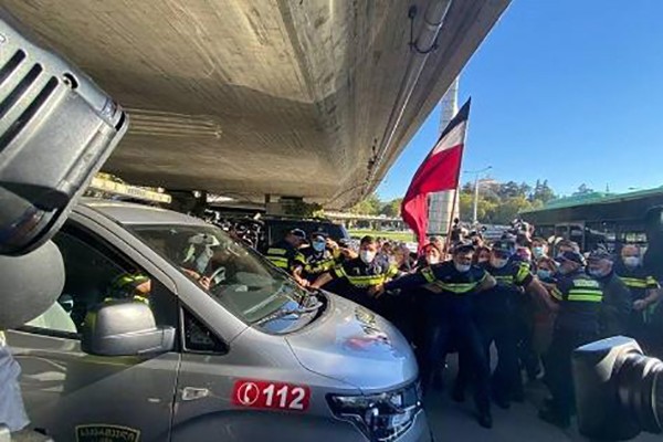 დაპირისპირება გმირთა მემორიალთან - დაკავებულია ერთი ადამიანი