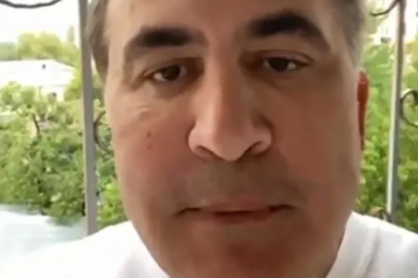 მიხეილ სააკაშვილი მოსახლეობას მიმართავს : იცოდეთ, რომ ბოლომდე ვიბრძვით, ხვალ ვიკრიბებით ყველა, ძალიან ბევრი ხალხი გამოვდივართ ქუჩაში და ვიგებთ ამ არჩევნებსა