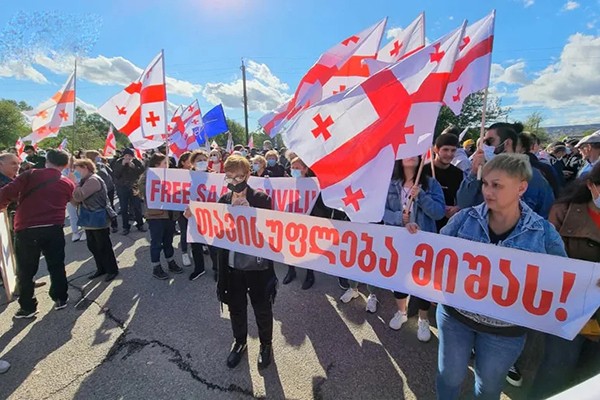 რუსთავის ციხესთან მიხეილ სააკაშვილის მხარდამჭერი აქცია მიმდინარეობს