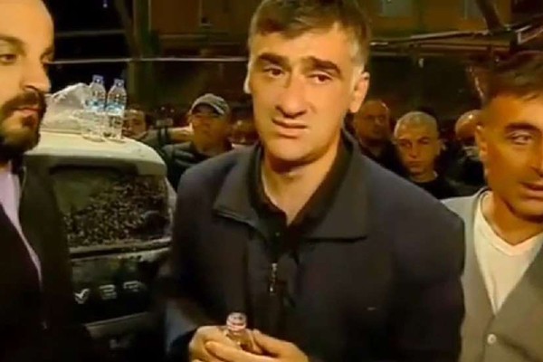 ბათუმში მაშველების მიერ ამოყვანილი ქალის მეუღლის განცხადებით, ნანგრევების ქვეშ მათი 1 და 9 წლის შვილები რჩებიან