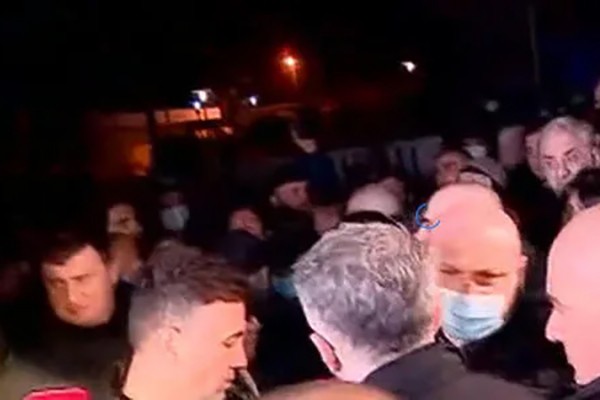 რუსთავის მე-12 პენიტენციურ დაწესებულებასთან ხმაური იყო