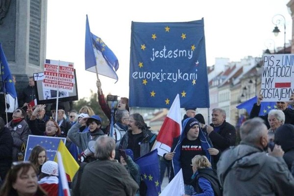 პოლონელები შიშობენ, რომ ქვეყანა ევროკავშირის წევრი აღარ იქნება - 100-ზე მეტ ქალაქში აქციები გაიმართა