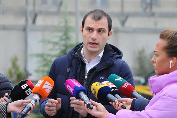 სააკაშვილის ადვოკატი:  ჩანიშნონ ამ ოჯახაშენებულებმა სასამართლო პროცესი, ამდენი წელია ადამიანს ეძებდნენ, გულზე მჯიღს იცემდნენ, ჩამოსულია და წარადგინონ სასამართლოს წინაშე
