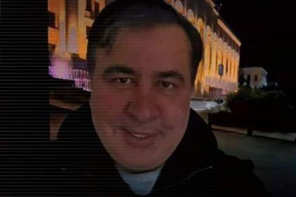 როდის მოახერხა შემოპარულმა სააკაშვილმა პარლამენტთან ფოტოს გადაღება? - ექსპრეზიდენტის აქამდე უცნობი ფოტო მოულოდნელად გამოჩნდა
