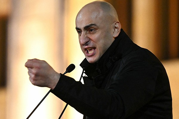 მელია ისევ რევოლუციით იმუქრება
