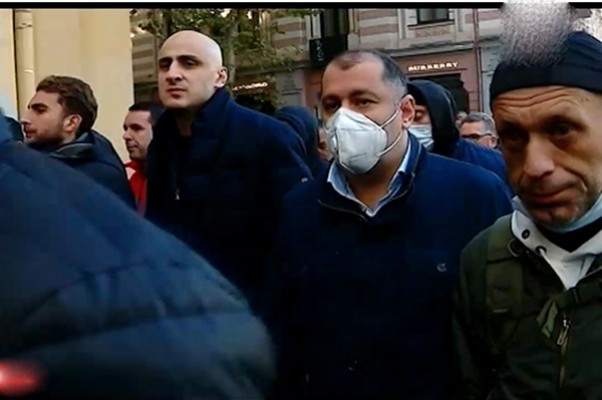 საპროტესტო აქციის მონაწილეები მთავრობის ადმინისტრაციიდან იუსტიციის სამინისტროსკენ მსვლელობით მიემართებიან