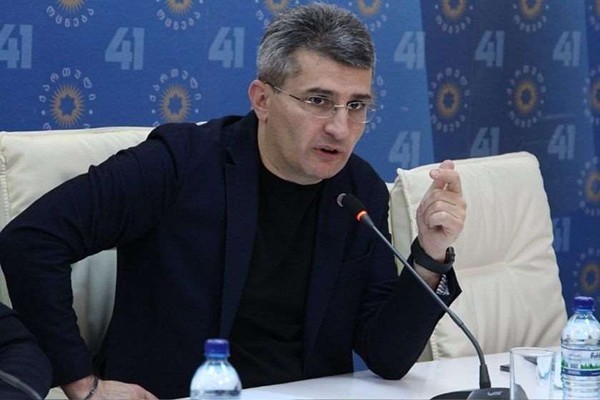შეიძლება ციტირება ვერ მოვახდინო სიტყვა-სიტყვით ამ ბუმბერაზი ადამიანის, მაგრამ მან ასეთი რაღაც თქვა, რომ ჯერ  ჩვენი მოთხოვნაა სააკაშვილის გადაყვანა კერძო კლინიკაში და შემდეგ მისი გათავისუფლება