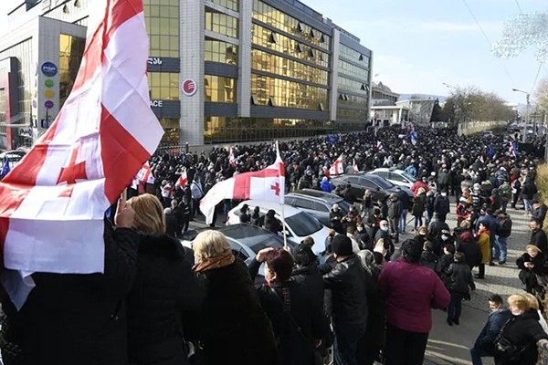 სასამართლოს ტერიტორიაზე დაძაბული ვითარებაა, პოლიციამ ე.წ. წიწაკის სპრეი გამოიყენა