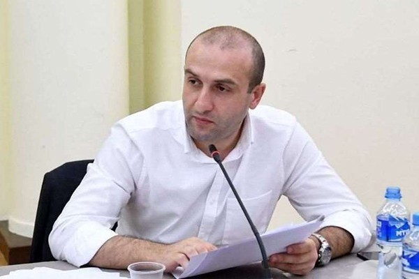სხვისკენ თითის გაშვერა არც მიხეილ სააკაშვილს არგებს და არც ზოგადად „ნაციონალური მოძრაობის“ პოზიციას, რადგან არსებობს მომენტები, როდესაც პასუხისმგებლობის აღება გიწევს