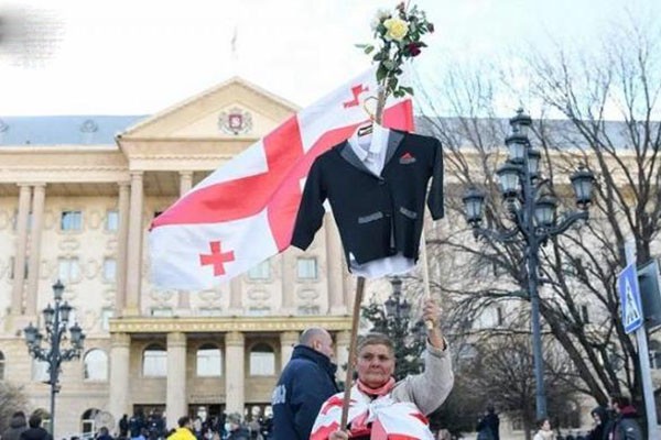 საქალაქო სასამართლოსთან აქციის მონაწილეებმა პიჯაკები მიიტანეს