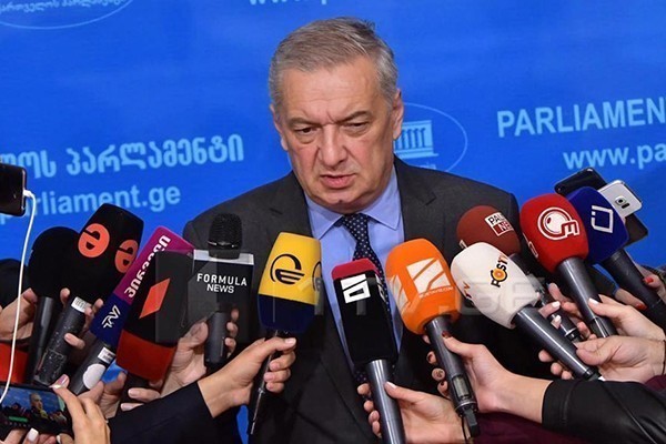 ოპოზიცია სააკაშვილის საქმეს „პიჯაკების საქმეს“ არქმევს, თუმცა პიჯაკებისთვის გაცილებით ნაკლებია დახარჯული, ვიდრე ბოტოქსებში და მაშინ, რატომ არ უნდა ერქვას ბოტოქსის საქმე