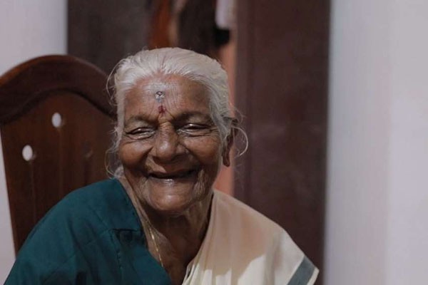ინდოელმა ქალმა, რომელიც მცირე ასაკში გაათხოვეს და განათლება ვერ მიიღო, წერა-კითხვა 104 წლისამ ისწავლა