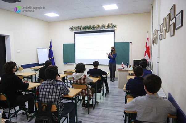 კომუნიკაციების კომისიამ IX კლასის მოსწავლეები „მედიის ეკონომიკაში” გადაამზადა