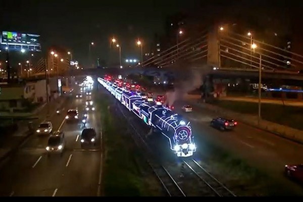 კოლუმბიის დედაქალაქის ქუჩებში საშობაო მატარებელი მოძრაობს (ვიდეო)