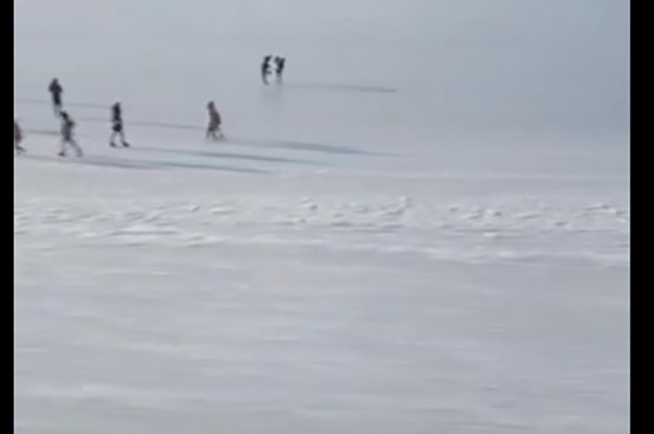 გაყინულ ლისის ტბაზე ადამიანები სეირნობენ (ვიდეო)
