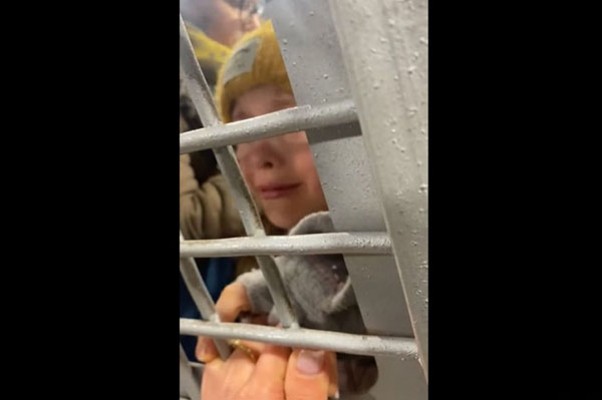 მოსკოვის პოლიციამ უკრაინის საელჩოსთან ყვავილებით მისული 7-დან 11 წლამდე ასაკის ბავშვები დააკავა (ვიდეო)