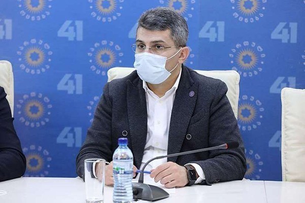 გულწრფელად მიკვირს, რატომ სცალია საომარ სიტუაციაში არახამიას მაინცდამაინც საქართველოსა და მისი ხელისუფლების კრიტიკისთვის, მაგრამ, დღეს ისეთ სიტუაციაში არიან ეს ადამიანები, რომ არ ვაპირებთ ღრმა დისკუსიაში შესვლას