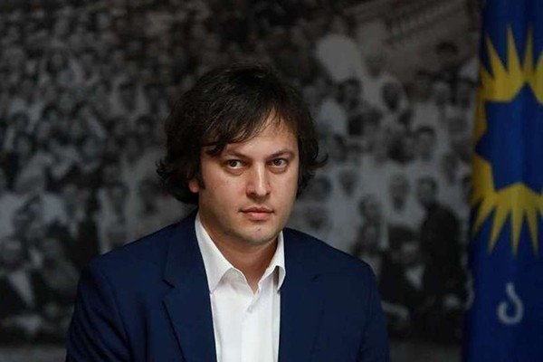თავად პრეზიდენტმა აღიარა, რომ დაარღვია კონსტიტუცია, შეფუთა ვიზიტი კერძო ვიზიტად - როდესაც სტუმრობ პრეზიდენტებს და მაღალი თანამდებობის პირებს, დროშის ფონზე იღებ ფოტოებს და ამას უწოდებ კერძო ვიზიტს, არასერიოზულია 