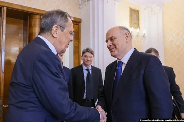ასლან ბჟანია სერგეი ლავროვს: აფხაზი ხალხი მხარს უჭერს რუსეთის „სპეცოპერაციას უკრაინის ტერიტორიაზე“