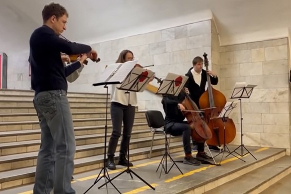 უწყვეტი დაბომბვის მიუხედავად, ხარკოვის კლასიკური მუსიკის ფესტივალი მეტროში მაინც გახსნეს  (ვიდეო)