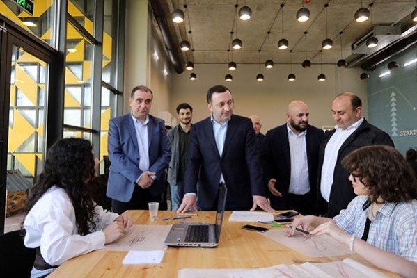 პრემიერ-მინისტრი ირაკლი ღარიბაშვილი ოზურგეთის ტექნოპარკში  სტარტაპერებს შეხვდა