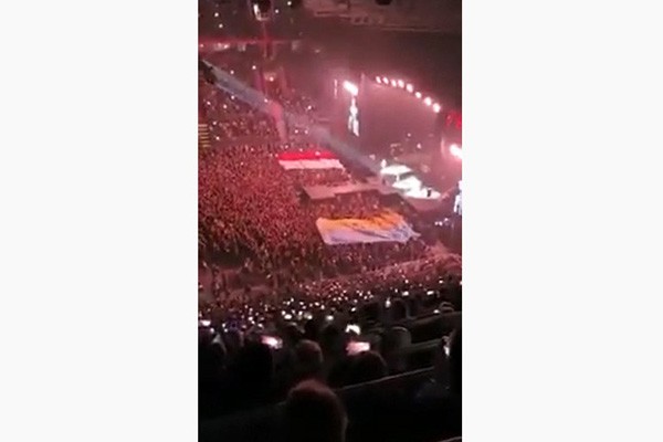 ლეგენდარული ჯგუფის, Scorpions-ის, კონცერტზე აუდიტორიამ უკრაინისა და პოლონეთის უზარმაზარი 50-მეტრიანი დროშები გაშალა (ვიდეო)