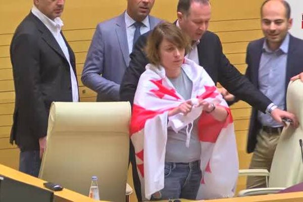 დავით ქართველიშვილი: ხომ არ იყო გავრილოვის ჩამოსვლა ხოშტარიასთვის ფულის გადაცემის მიზნით განპირობებული და ხომ არ მოხმარდა ეს ფული სახელმწიფო გადატრიალების სცენარის განხორციელებას