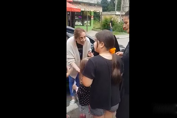 ხატია დეკანოიძე ქუთაისში ბავშვებს მიტინგის ფლაერებს და კანფეტებს ურიგებს (ვიდეო)