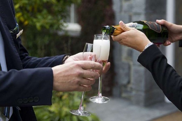 ბრიტანელმა წყვილმა გადაწყვიტა, ქორწილში სასმელი უფასოდ არ დაალევინოს სტუმრებს, რომლებიც თაფლობის თვისთვის ფულს არ დადებენ