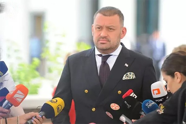 ბექა ოდიშარია: გიამბობთ იმას, რაც ჩემი ორი თვალით დავინახე: ღონისძიების შემდეგ გამოჩნდა აღელვებული ანრი ოხანაშვილი, კაცს ფერი არ ედო, ისაუბრა უმძიმეს შეურაცხყოფაზე, რაც მას და მთელ გუნდს მიაყენეს